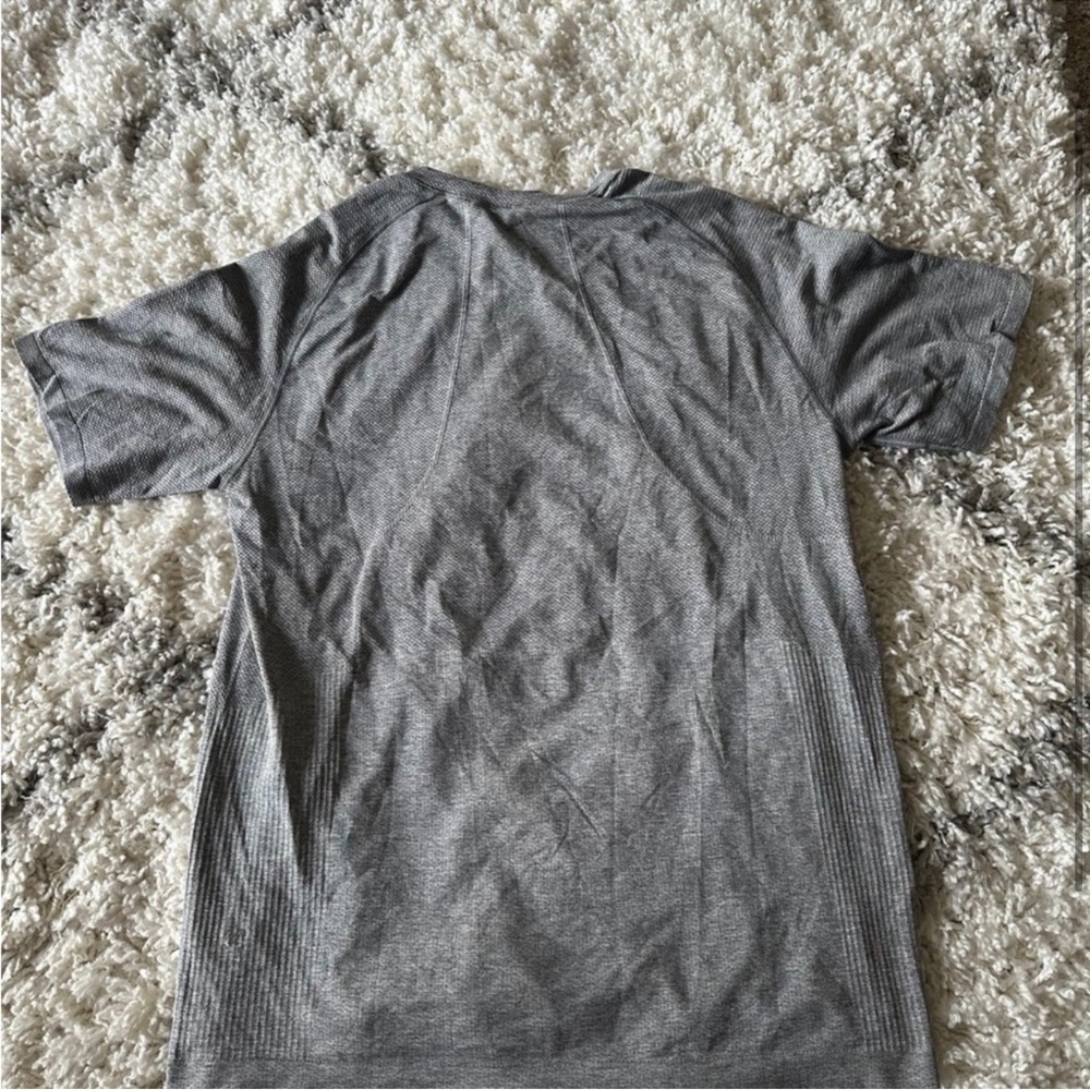Lululemon Metal Vent Tech Short Sleeve Grey.
Size large.